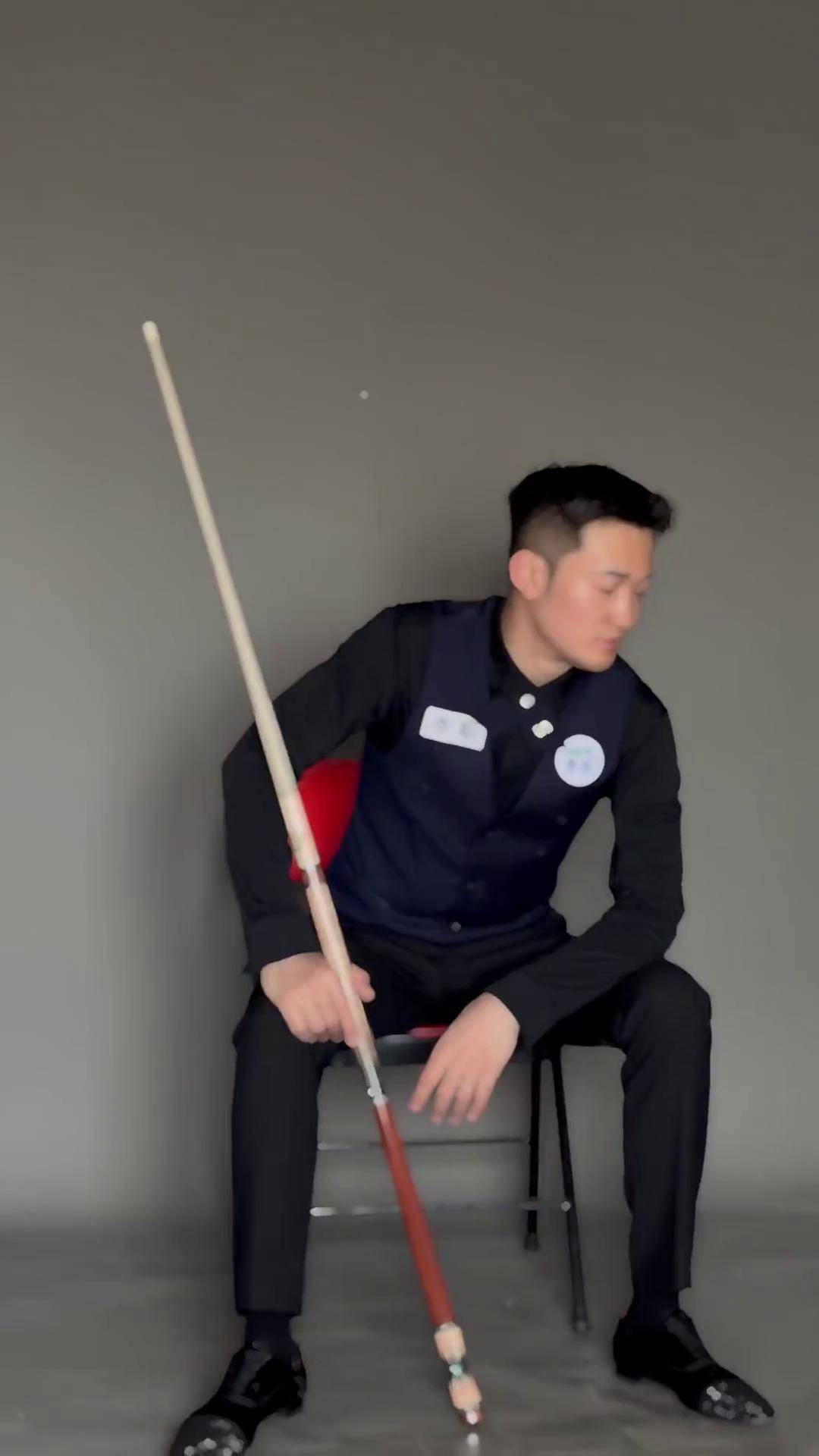 接受采访时