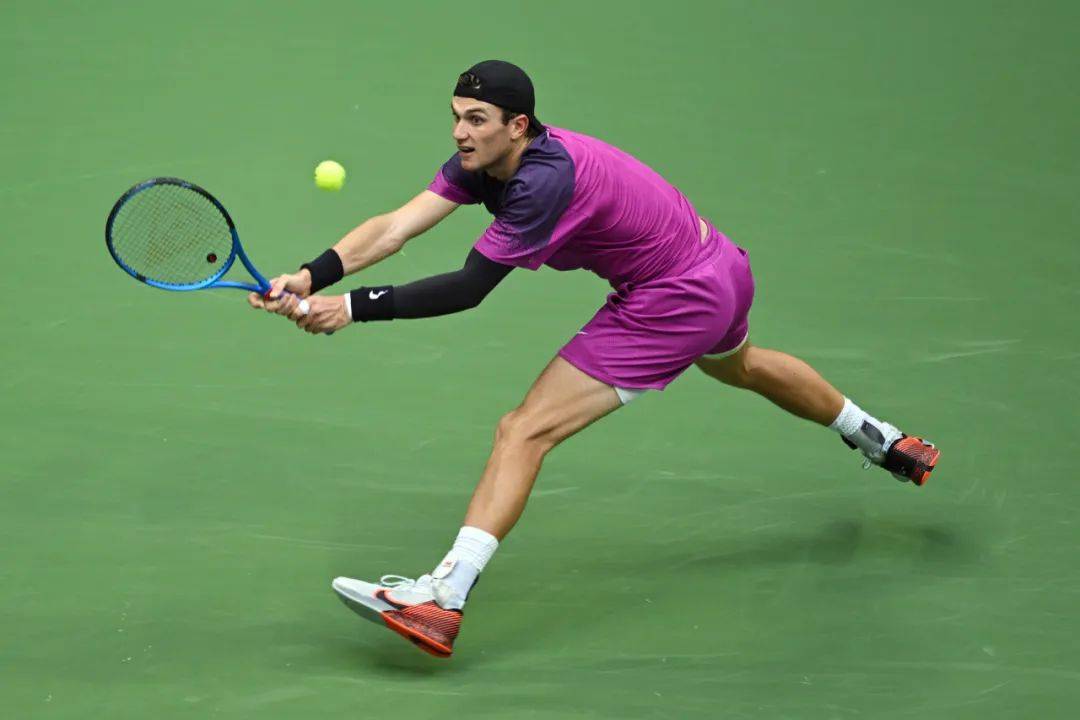 他以出色的 他以出色的