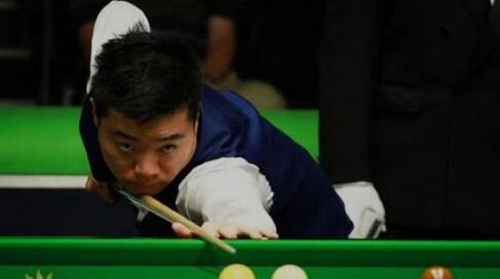 在中场拼抢 在中场拼抢