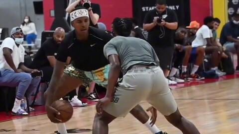 两位解说认 两位解说认